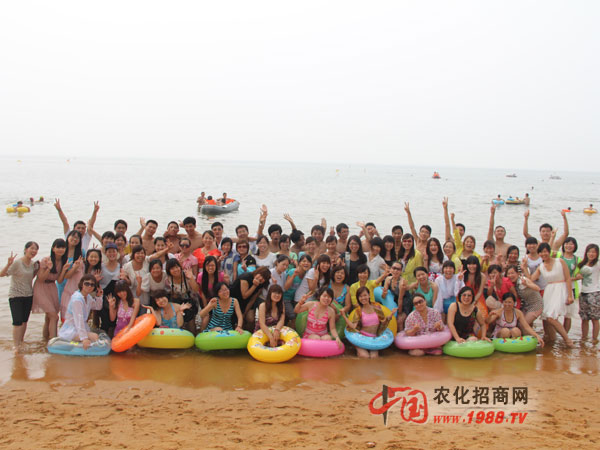 嬉戲在美麗的海濱浴場