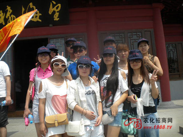 帶著墨鏡的美女是不是更酷呢?