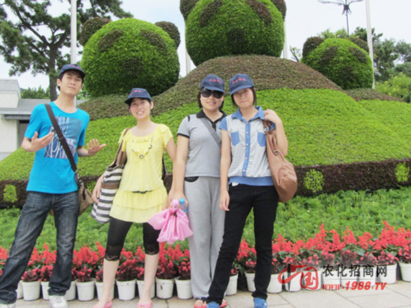 背后的熊貓可愛吧