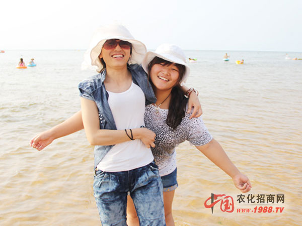 和大美女合照一張