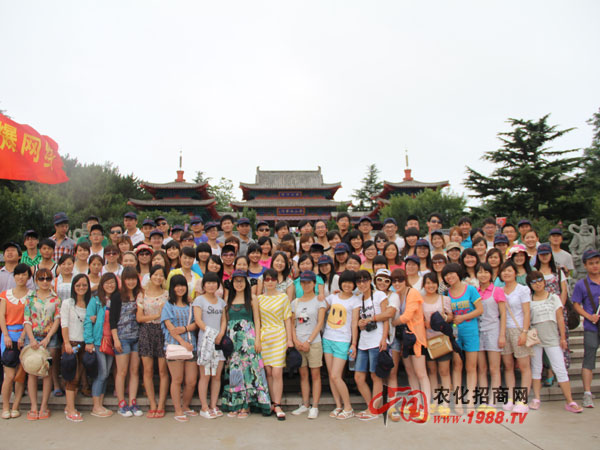 赤山腳下集體合影留念