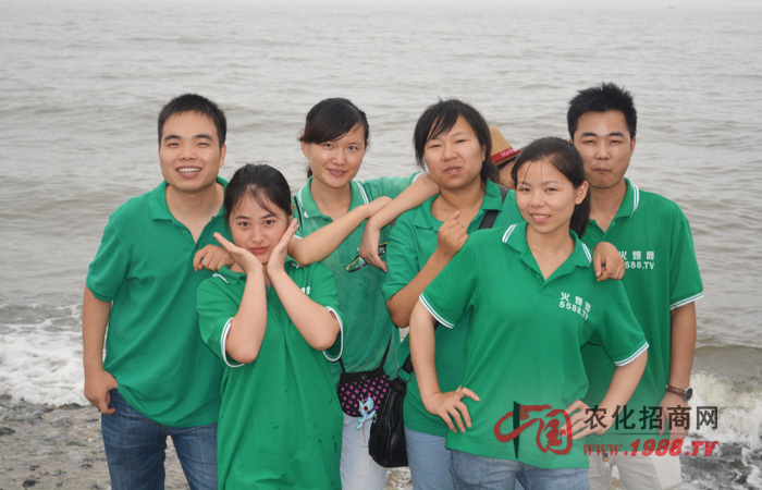 海邊的浪花澆不滅火爆人的激情