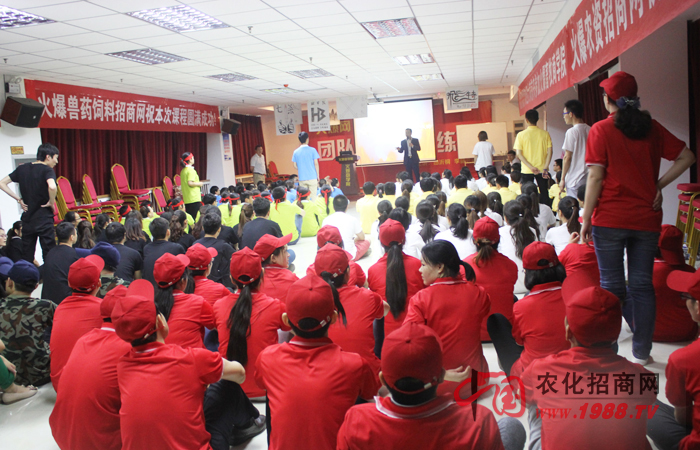 風(fēng)雨同舟我們同行!