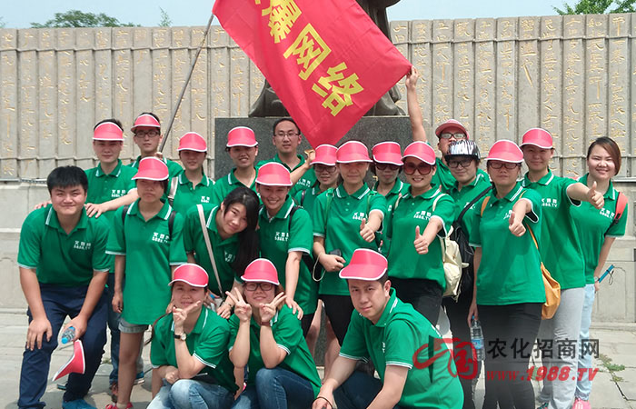 身登泰山頂 腳下萬重山