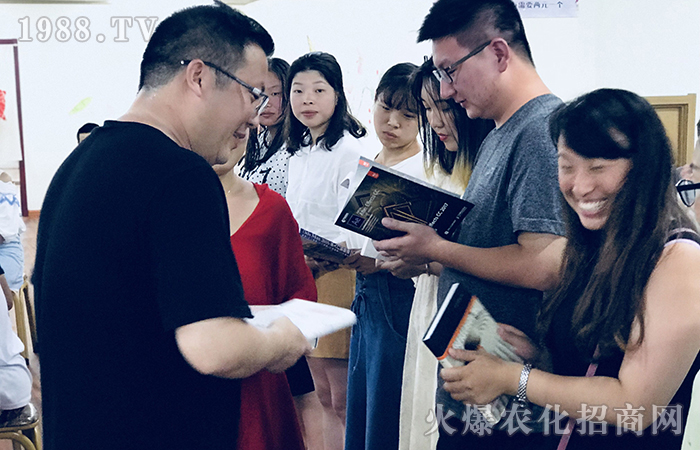 生活不易,必須努力