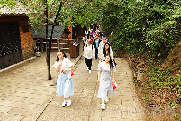 火爆網(wǎng)暢游老君山