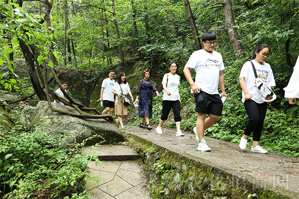 努力攀登人生中的每一座高山