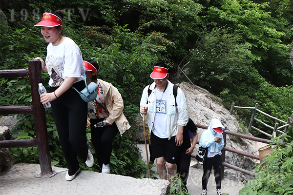 努力攀登人生中的每一座高山