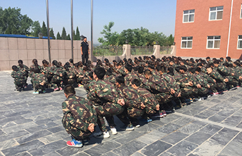 驕陽似火巋然不動，這才是火爆人的堅毅！