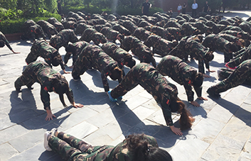 俯臥撐懲罰，全體人員為犯錯學員買單！