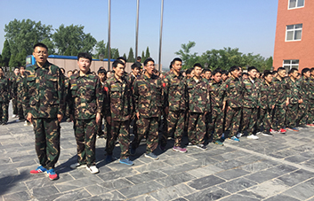 軍訓現(xiàn)場，教官逐個檢查軍姿標準！