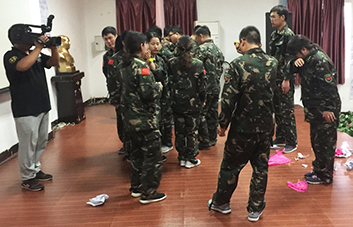 要想比別人優(yōu)秀，就要付出不亞于任何人的努力！