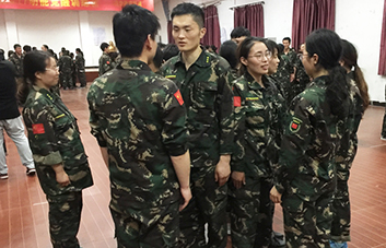 善于發(fā)現(xiàn)身邊世界的美，不吝嗇對別人的贊美！