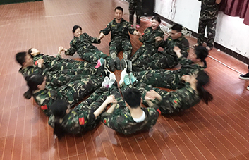 默契配合、高效協(xié)作，把不可能變?yōu)榭赡埽? />
                <p>默契配合、高效協(xié)作，把不可能變?yōu)榭赡埽?/p>
            </li>
            <li>
            	<img src=