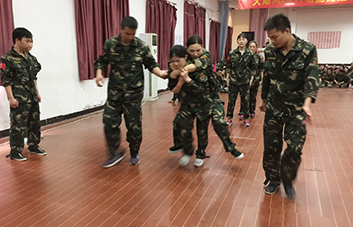 齊心協(xié)力，永創(chuàng)佳績，頑強拼搏，所向無敵！