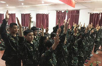 舉手表決，領(lǐng)袖魅力征服現(xiàn)場學員！