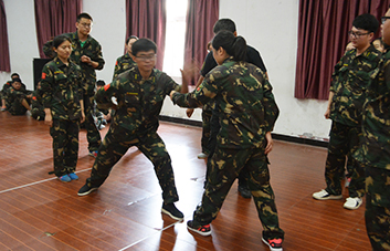 凝心聚力，為榮譽而戰(zhàn)；聚精會神，為集體爭光！